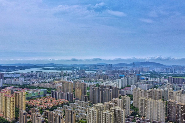 无锡：雨过天晴碧空如洗 白云飘絮美景如画