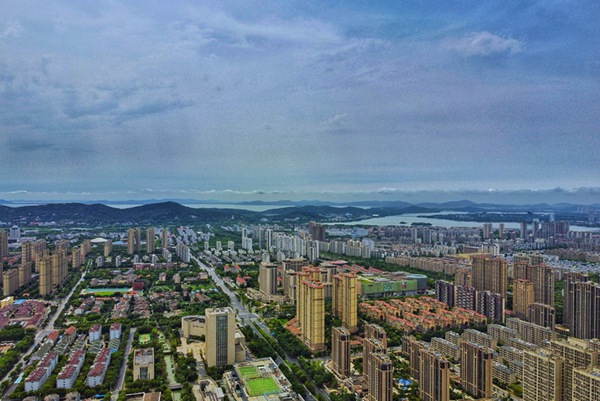 无锡：雨过天晴碧空如洗 白云飘絮美景如画