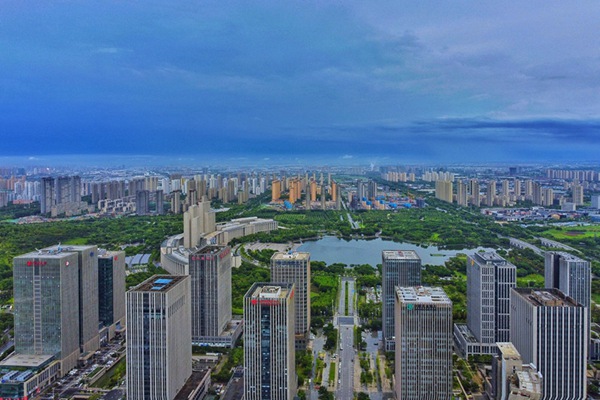 无锡：雨过天晴碧空如洗 白云飘絮美景如画