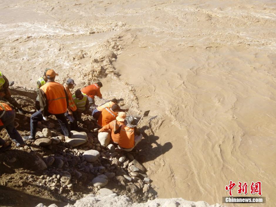 新疆抓紧抢修通往叶城柯克亚乡泥石流灾害现场道路