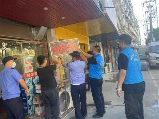 南京市西善桥街道：拆除广告灯箱 亮丽城市容颜_fororder_图片1