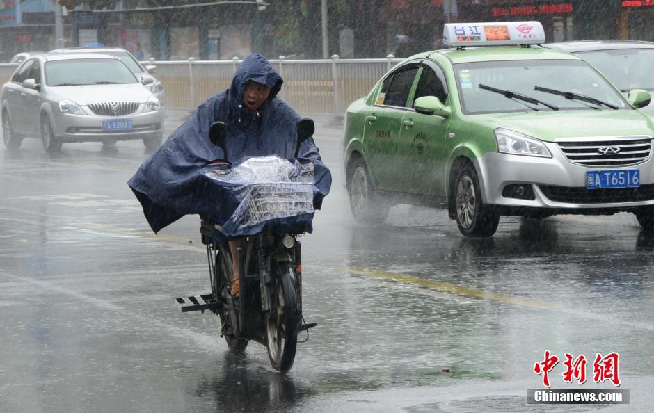 “尼伯特”携暴雨袭福州