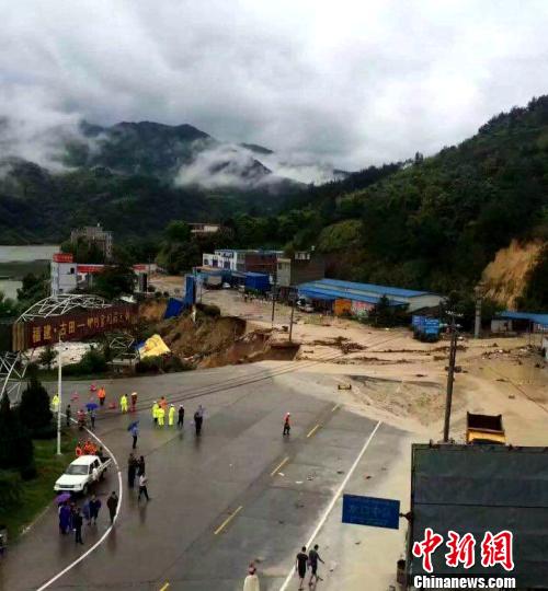 强降雨致福建古田一乡镇山体大面积塌方 18人被困