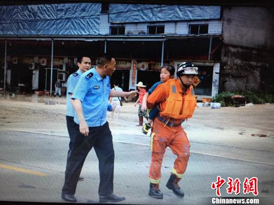 强降雨致福建古田一乡镇山体大面积塌方 18人被困