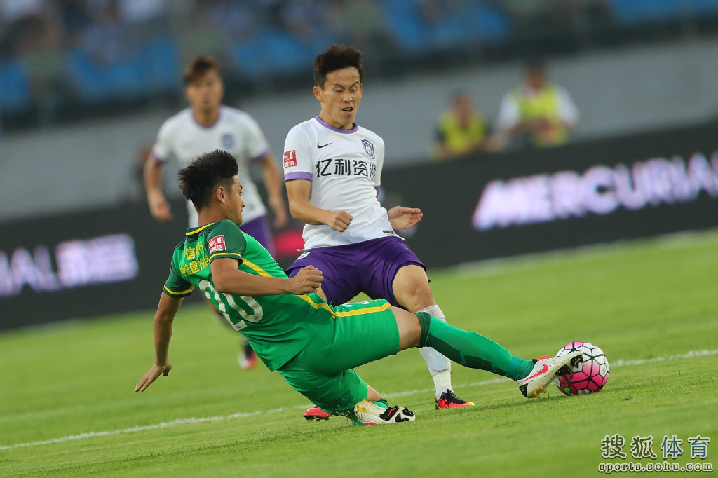 高清:国安0-0闷平泰达 双方拼抢激烈张辛昕滑铲