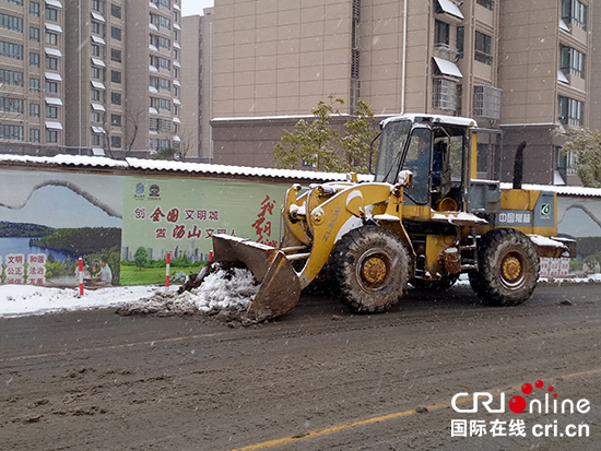 （已过审 供稿 社会广角 三吴大地南京）南京市江宁区作厂社区工作人员进行清雪工作