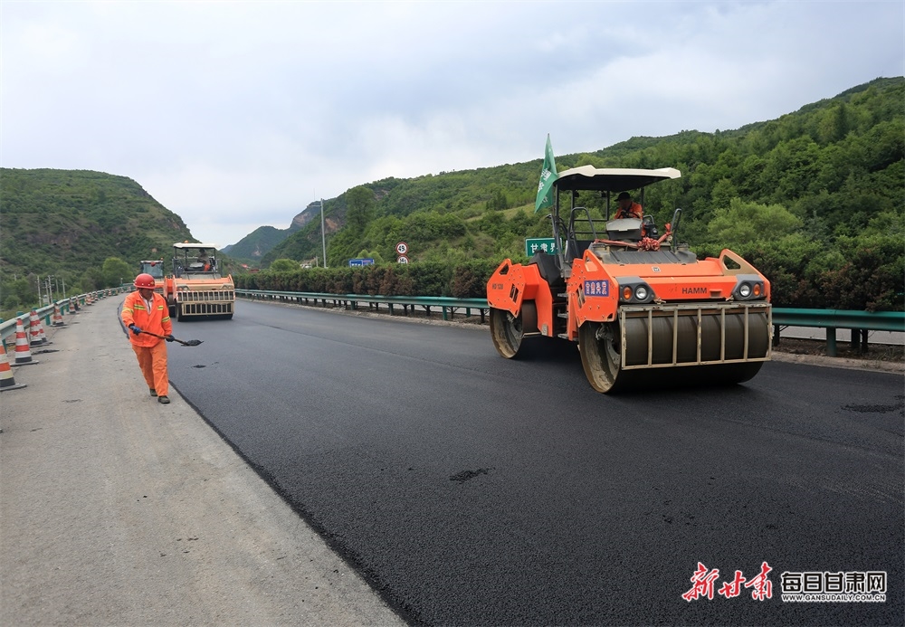 【平凉】炎炎夏日 平凉高速公路养护施工忙_fororder_1