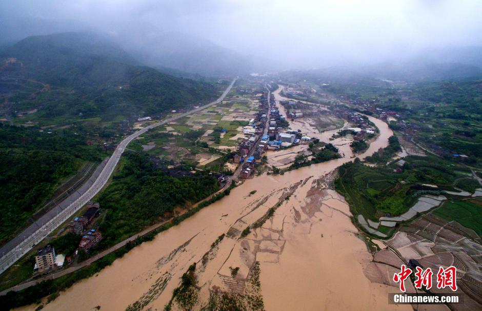 “尼伯特”登陆福建 航拍暴雨引发的山洪灾害