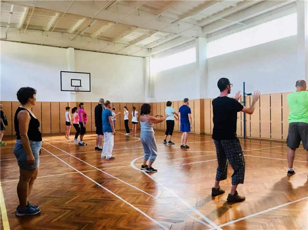 辽宁高校孔子学院“花开”海外⑦ | 辽宁中医药大学中医孔子课堂：发挥中医药优势 促进辽宁与中东欧交流合作_fororder_孔子3