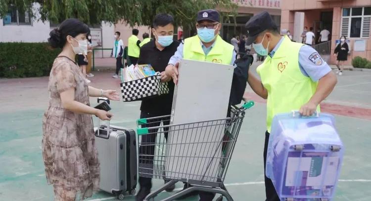 （原创）高考落幕 爱心延续：黄骅民警张新连续第三年组织为高考考生搬运行李活动_fororder_2