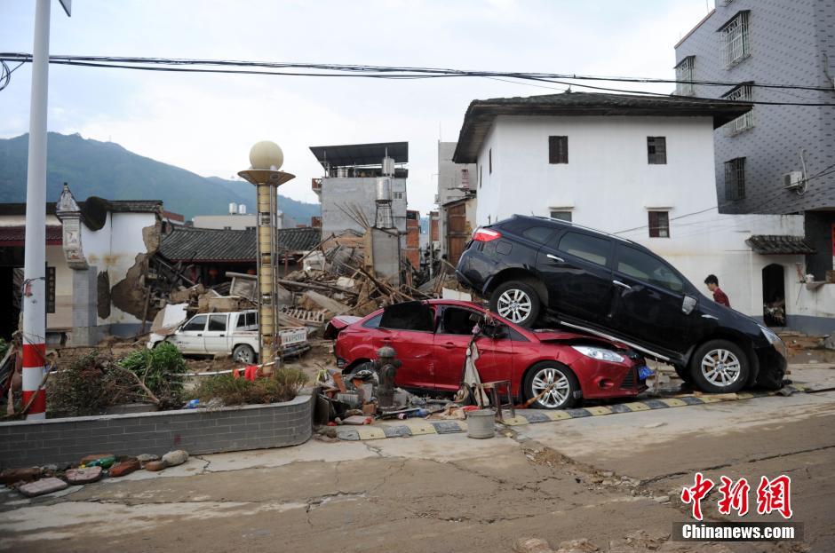 “尼伯特”过后 福建重灾区汽车路边“叠罗汉”