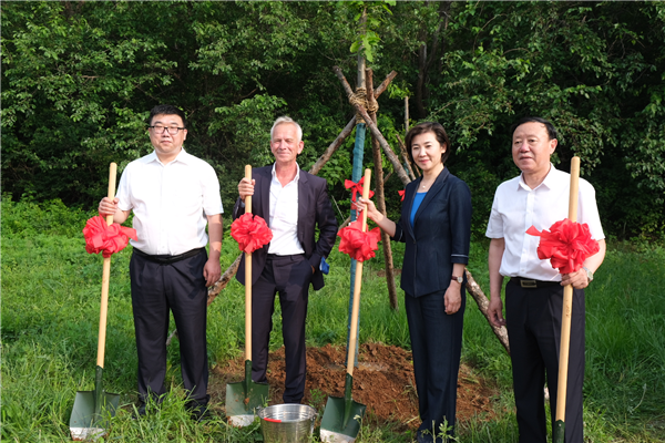 辽宁省“中德友谊林”揭牌：播撒友谊、守护绿色、共谋发展_fororder_植树1