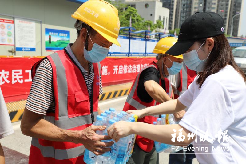 福州：5万瓶“爱心水”送一线 超200个茶摊已上岗