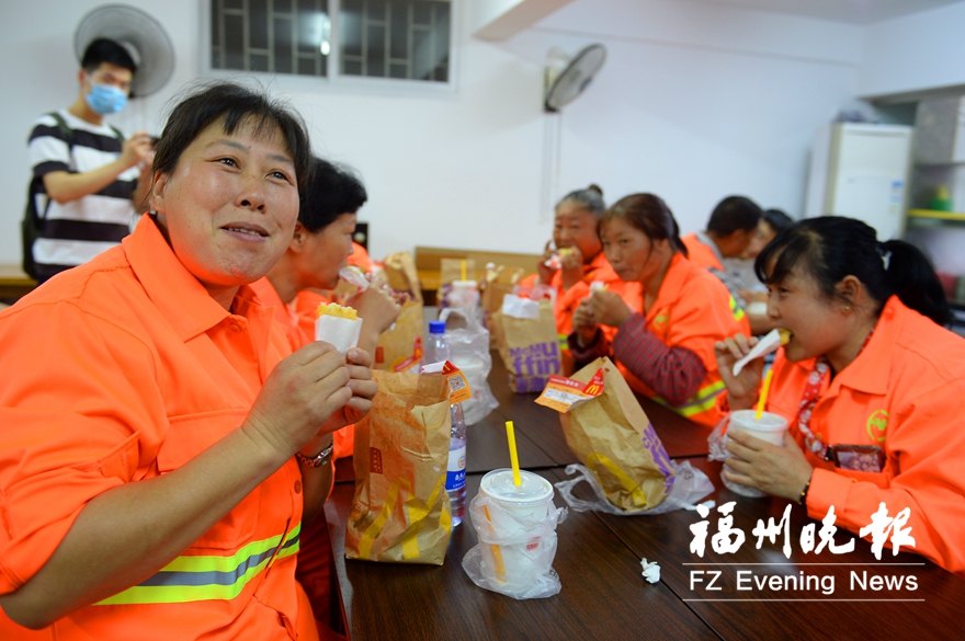 福州：5万瓶“爱心水”送一线 超200个茶摊已上岗