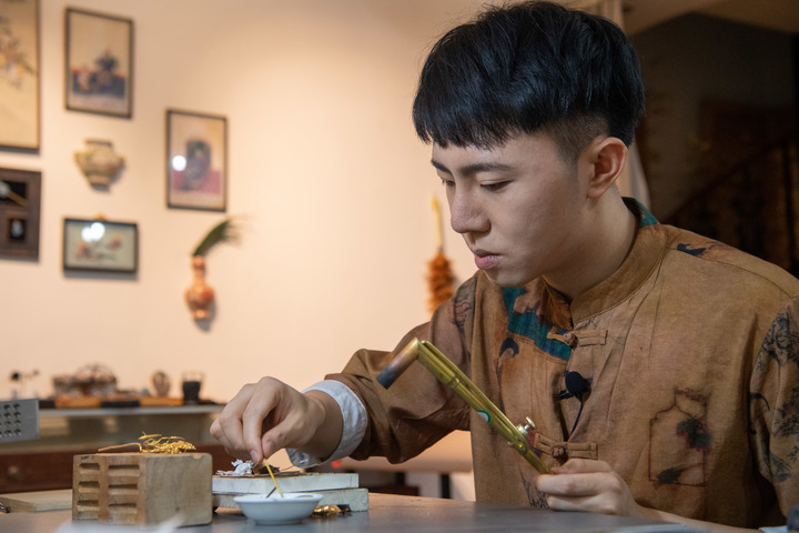 Filigree Mosaic Craftsman in Southwest China's Chongqing