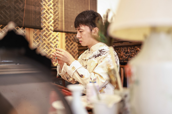 Filigree Mosaic Craftsman in Southwest China's Chongqing