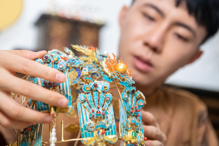 Filigree Mosaic Craftsman in Southwest China's Chongqing