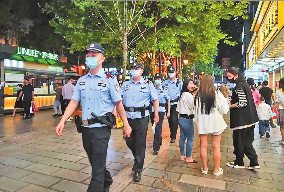 昆明公安民警巡逻值勤护航夜市经济_fororder_a5