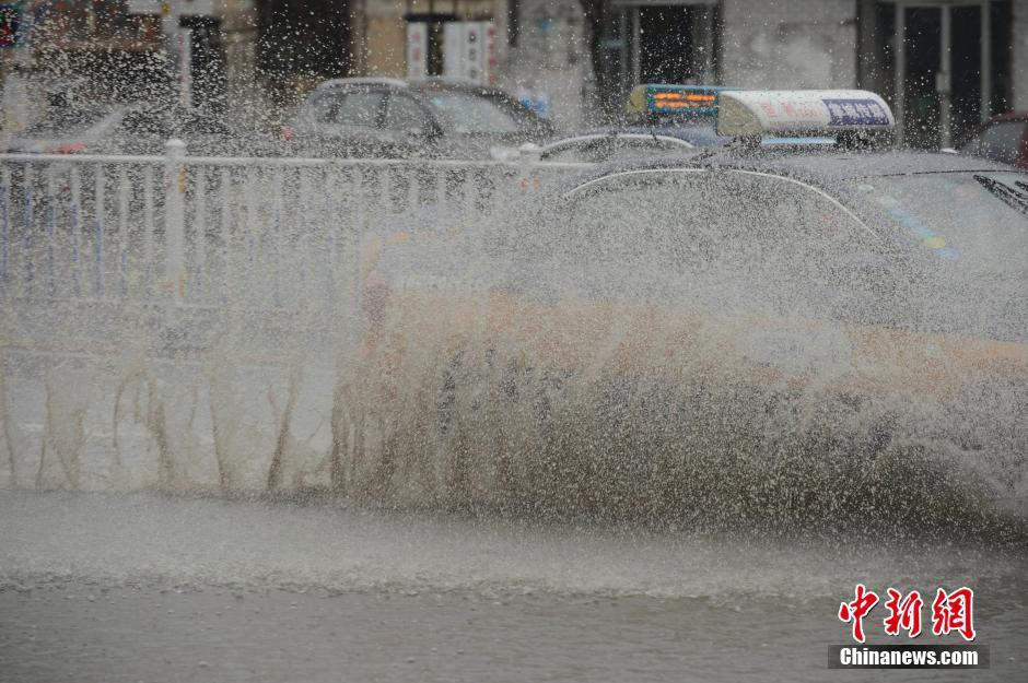 呼和浩特降雨致部分路段严重积水