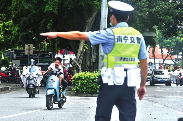 南宁交警开展新一轮交通秩序大整治攻坚行动