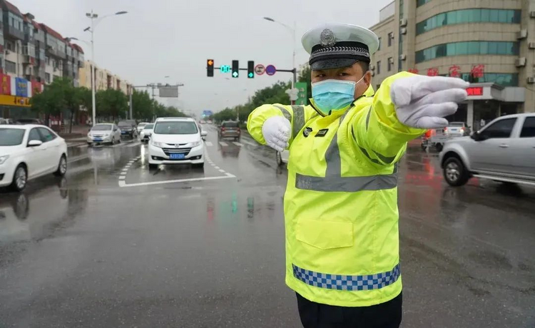 黄骅“浇”警雨中执勤 全力守护群众安全出行_fororder_图片5