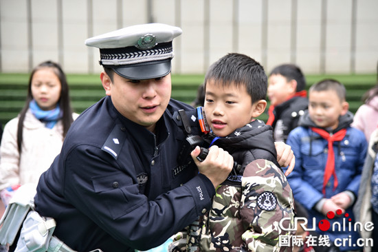 万盛民警创新形式 舞交友活跃氛围开展安全教育