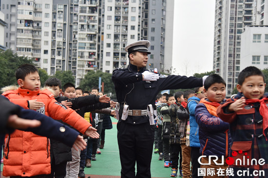 万盛民警创新形式 舞交友活跃氛围开展安全教育