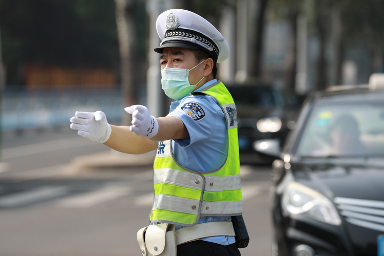 （原创）石家庄交警战高温、斗酷暑为群众平安出行保驾护航_fororder_1