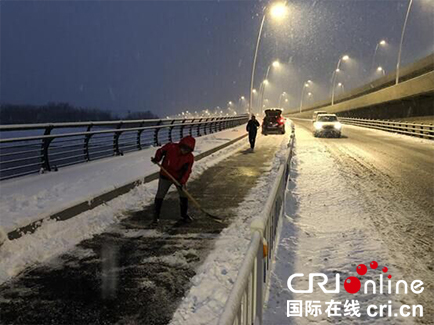 （已过审 供稿 平安江苏 三吴大地南京）中铁四局南京分公司雪后奋战保障市民出行安全