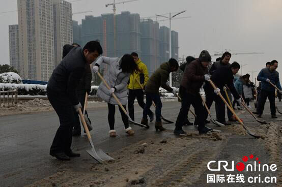 （已过审 供稿 平安江苏 三吴大地南京）中铁四局南京分公司雪后奋战保障市民出行安全