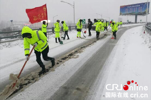 （已过审 供稿 平安江苏 三吴大地南京）中铁四局南京分公司雪后奋战保障市民出行安全