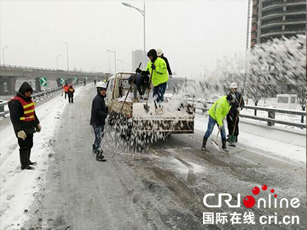 （已过审 供稿 平安江苏 三吴大地南京）中铁四局南京分公司雪后奋战保障市民出行安全