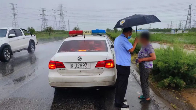 （原创）黄骅：老人雨中独行国道 警民携手护送回家_fororder_图片1