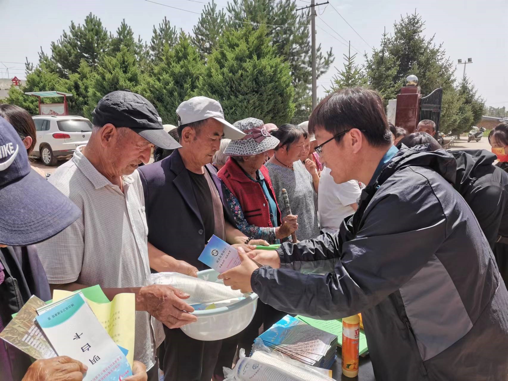 榆林市靖边县“防止返贫监测和帮扶政策”宣讲团走进镇村_fororder_宣讲团向民众发放生活用品