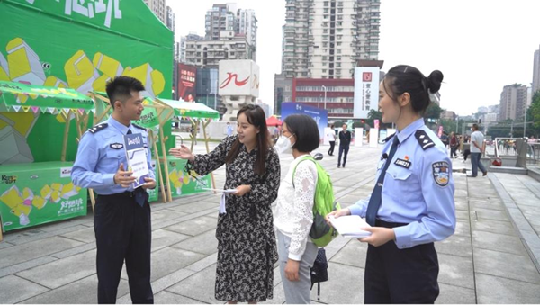 重庆市九龙坡区开展"Dou是要禁毒"知识答题街头挑战赛_fororder_图片1