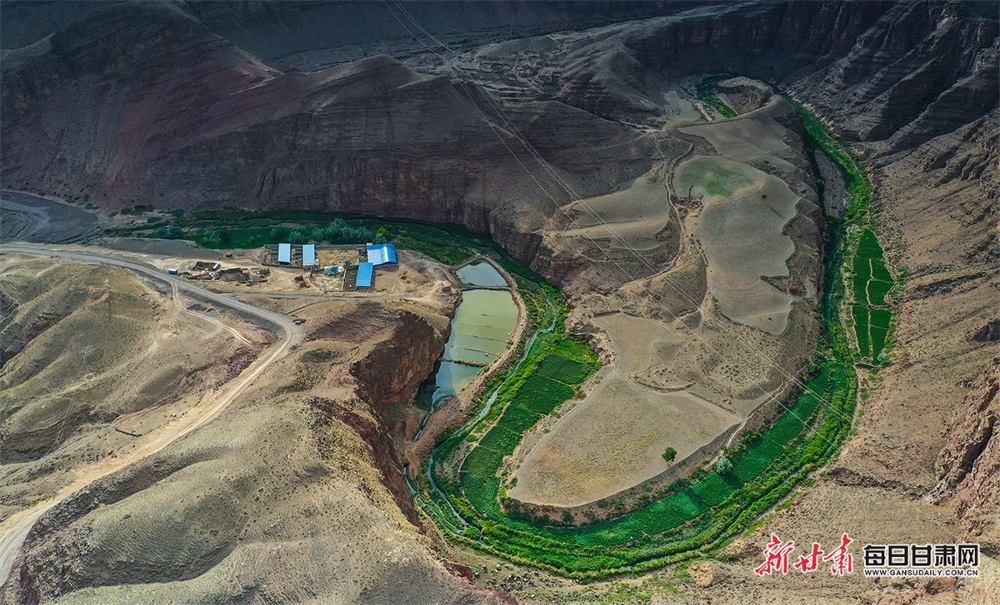 【大美甘肃】一斧横劈万岭开 “巨龙”蜿蜒向天际 俯瞰景泰黄河大峡谷_fororder_3