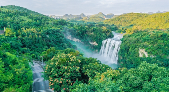 （原创）贵州精心丰富旅游内容 诚邀游客避暑度假_fororder_黄果树_副本