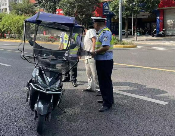 【原创】重庆永川警方持续整治两轮电动车违法行为_fororder_微信图片_20220712115845