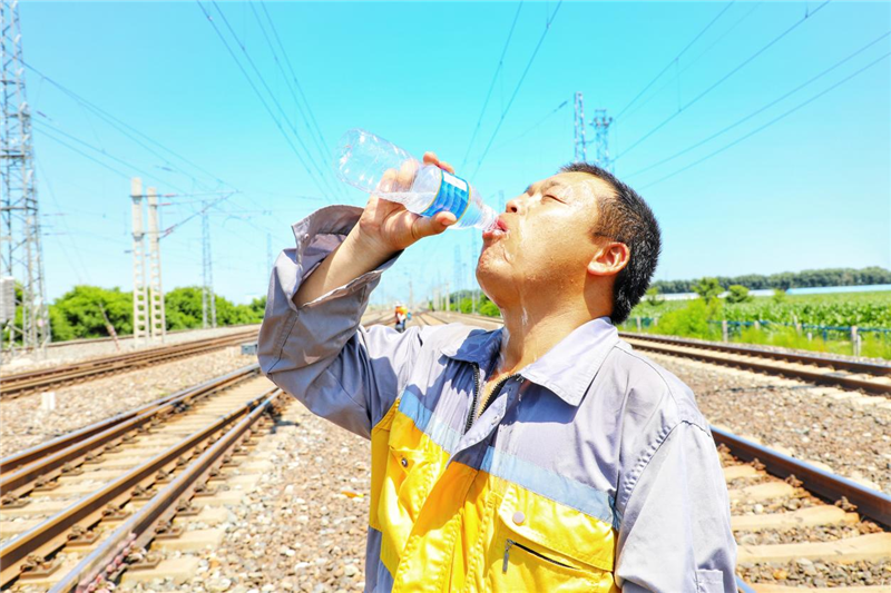 沈铁职工鏖战“桑拿天” 迎战暑期运输大“烤”全力确保暑运安全_fororder_铁路4