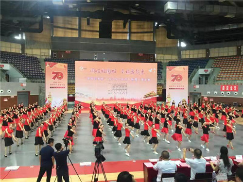 （供稿 节庆会展列表 三吴大地南京 移动版）戴南镇广场舞代表队荣获兴化市广场舞大赛金奖