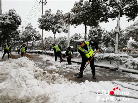 （已过审 供稿 平安江苏图文 三吴大地泰州）戴南镇交警清扫积雪 保障百姓出行安全