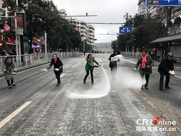 （已审核/社会）贵州福泉冻成“冰雪世界” 全城众志成城抗凝冻保民生