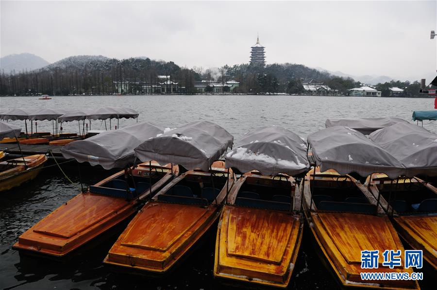 杭州西湖：残雪依稀寒意浓