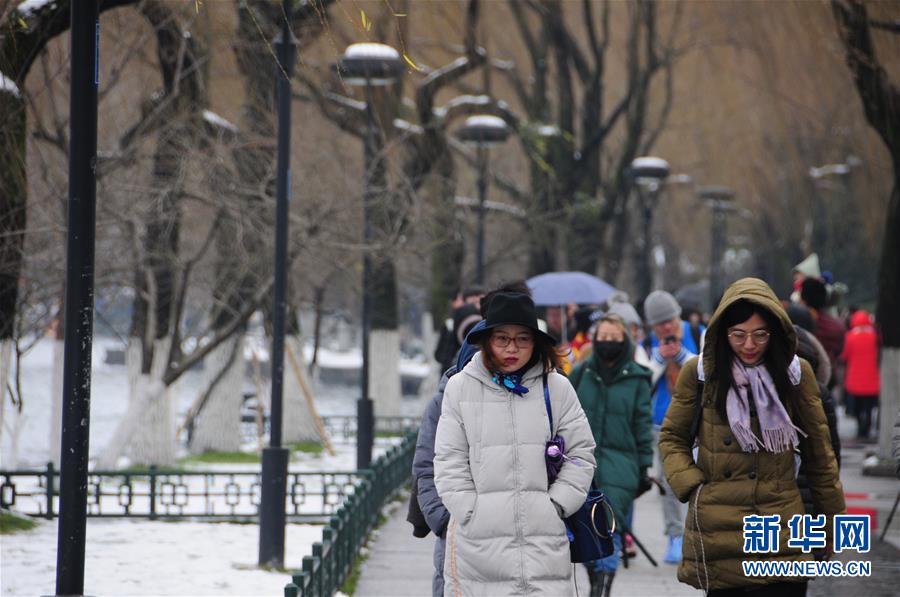 杭州西湖：残雪依稀寒意浓