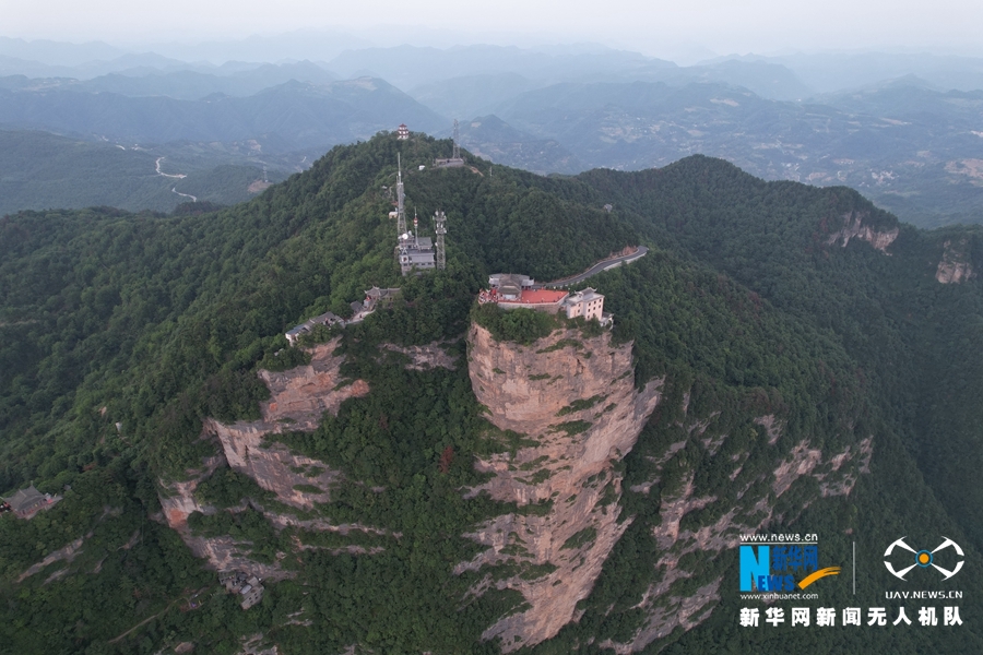 【大美甘肃】【“飞阅”中国】夏日航拍鸡峰山：峰峦叠秀 峭壁如削_fororder_2