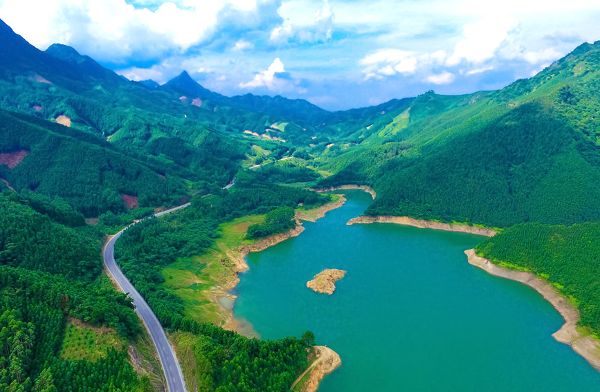 广西：建设 “壮美公路” 助力乡村振兴