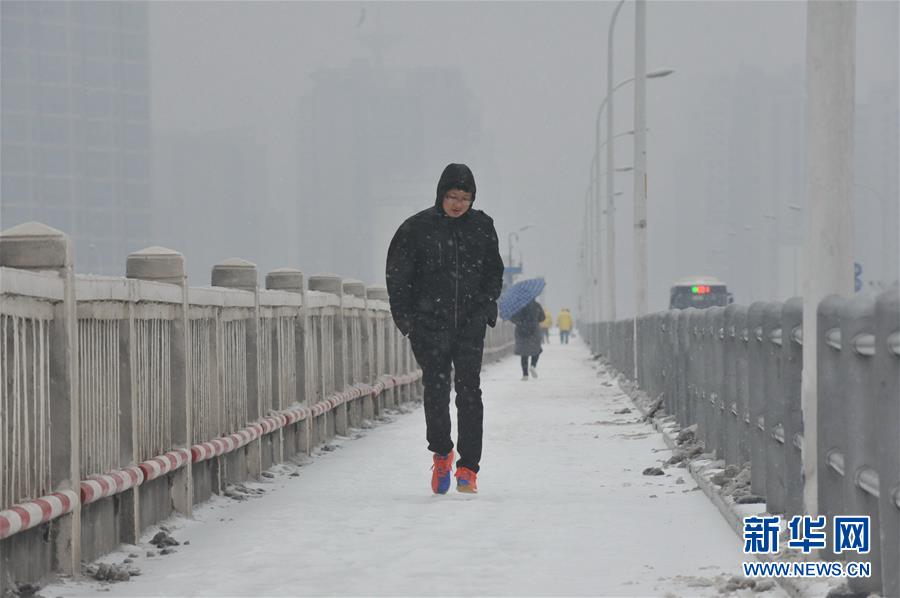 长沙：大雪“压” 城