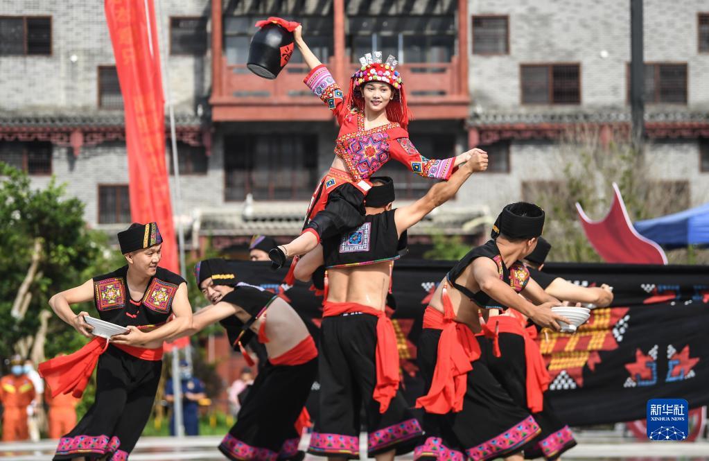 广西大化瑶族群众欢庆“祝著节”