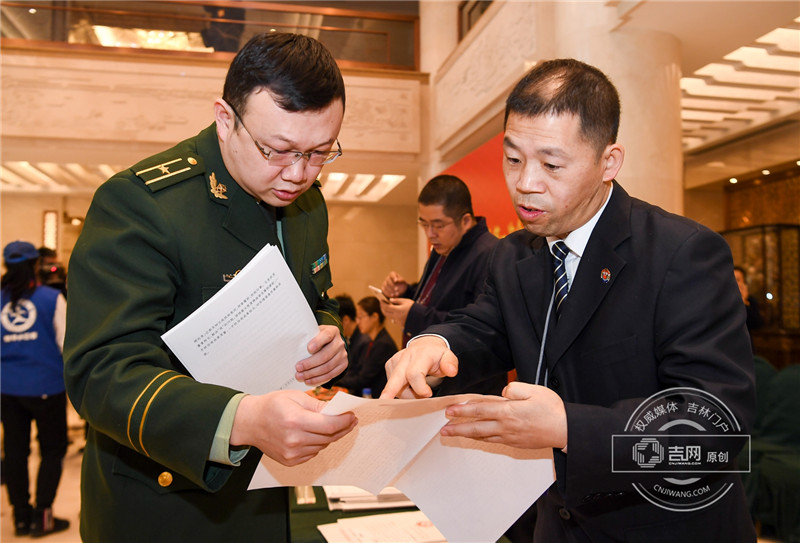 【2018吉林省“两会”（两会图集）】吉林省政协十二届一次会议委员报到