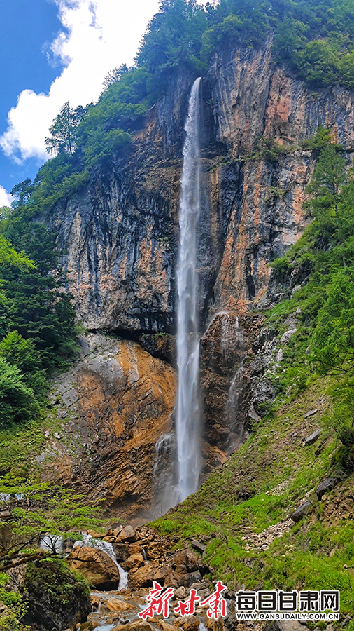 陇南宕昌：飞瀑流泉处处景 避暑纳凉官鹅行_fororder_2